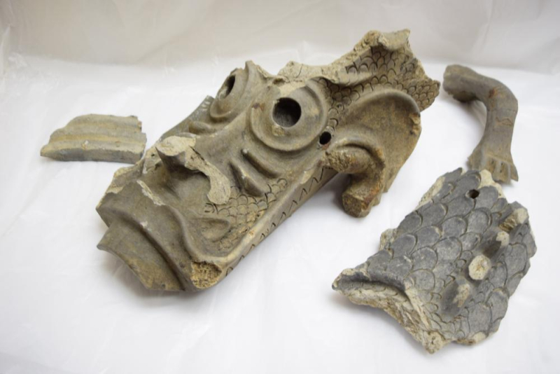Roof tiles decorated with a dragon